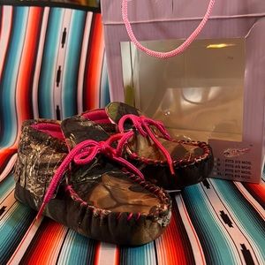 Infant camo pink shoes